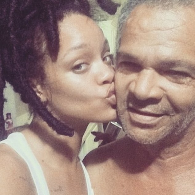 Rihanna, destroyed by her father's death at 70