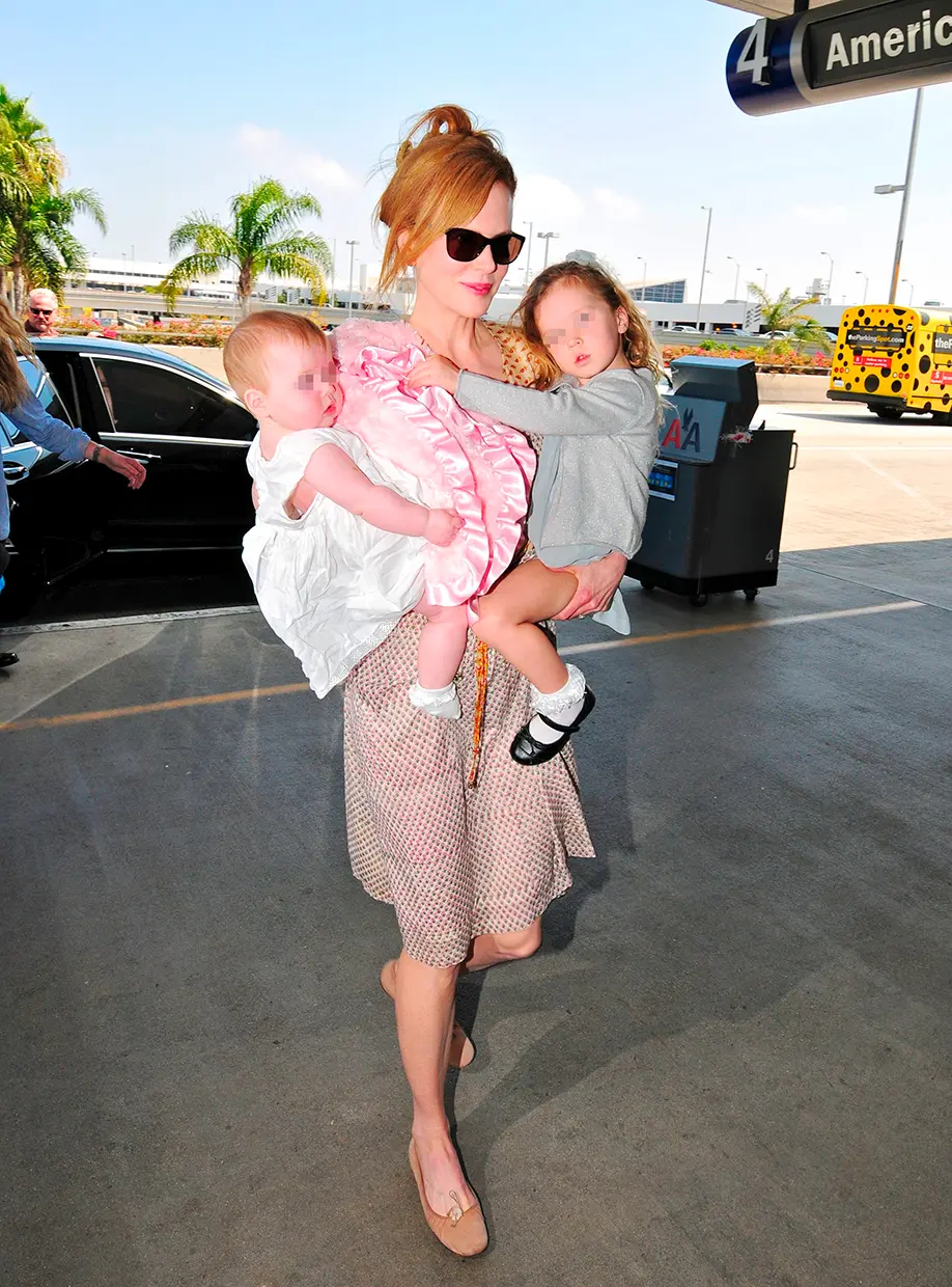 Nicole Kidman con sus hijos en brazos.
