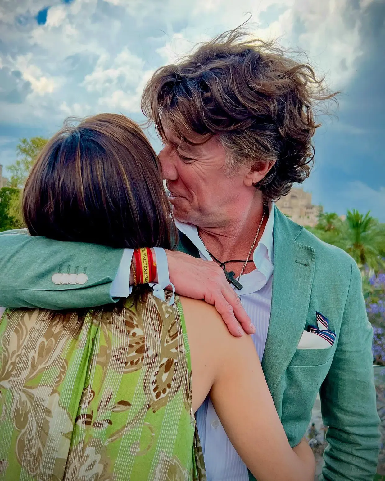 Colate abrazando a Alejandra Conde