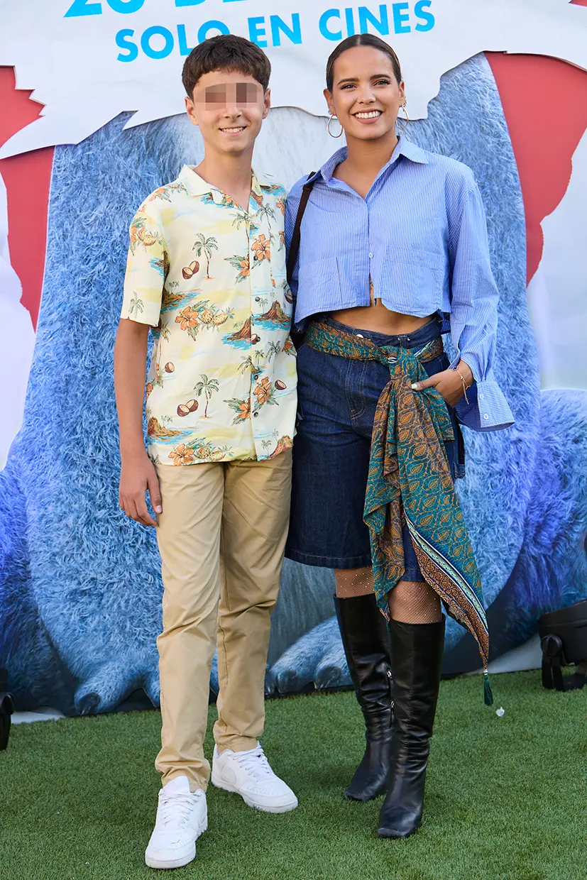 Gloria Camila posando junto a su hermano José María