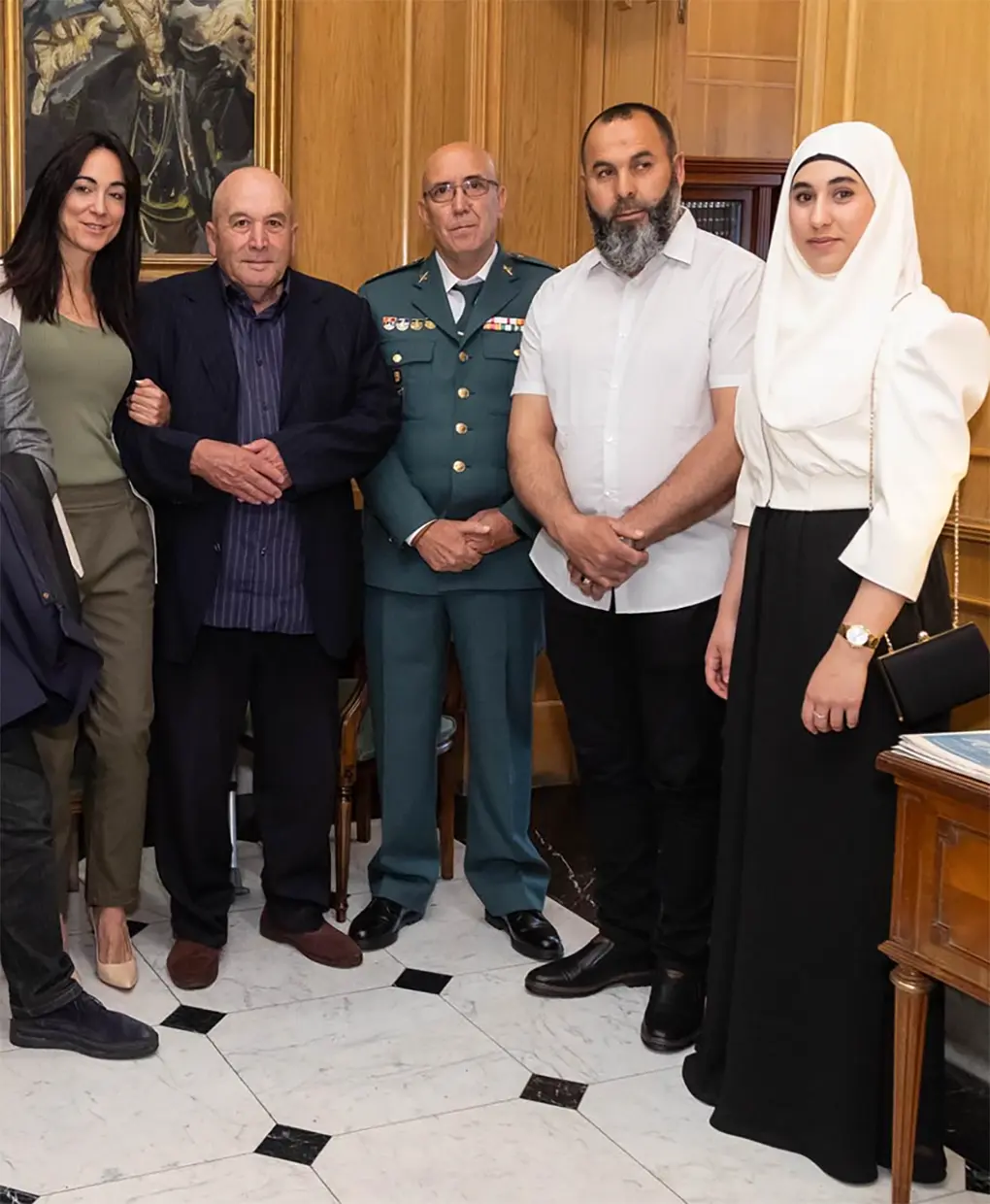 Sus grande apoyos. De izqda. a dcha, Celia Carbonell, abogada de Ahmed que coge del brazo a éste; Reyes Benítez, guardia civil clave en la investigación, que se hizo amigo del preso; uno de los yernos del protagonista del reportaje y su nieta Firdaws.