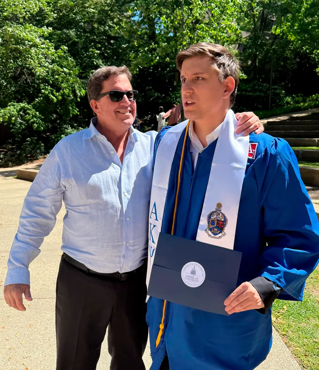 Marido de Chábeli Iglesias y su hijo en el día de su graduación.
