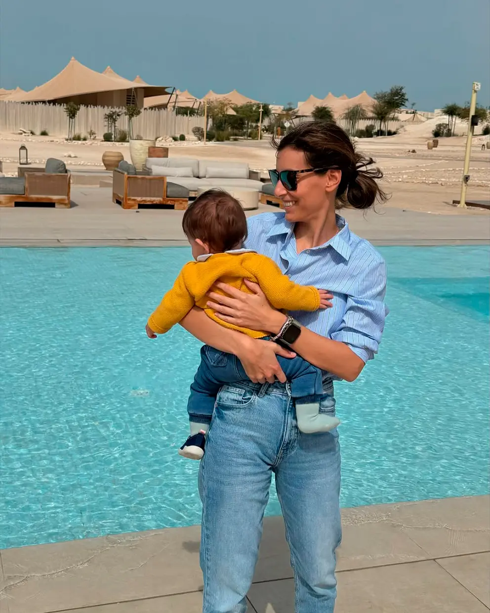 Ana Boyer con su hijo Martín de 1 año en brazos.
