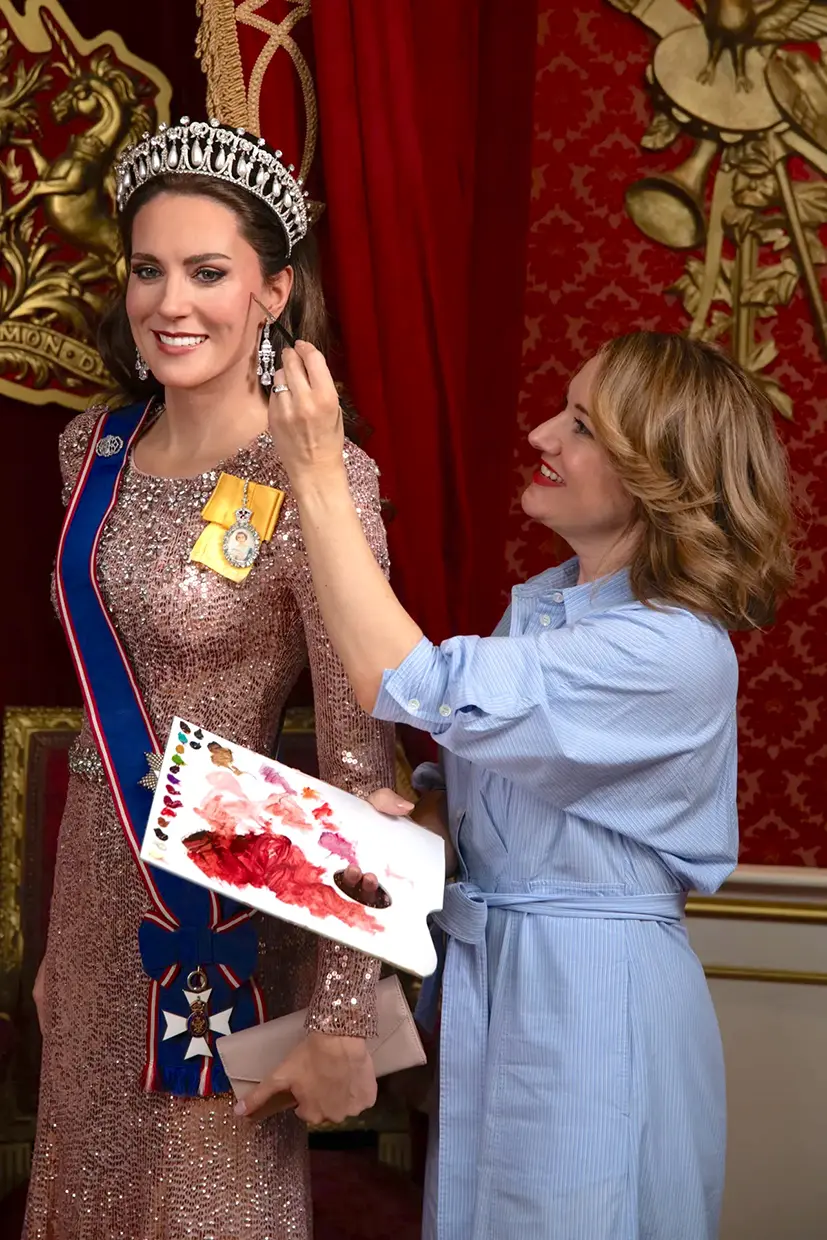 Figura de cera de Kate Middleton siendo retocada.