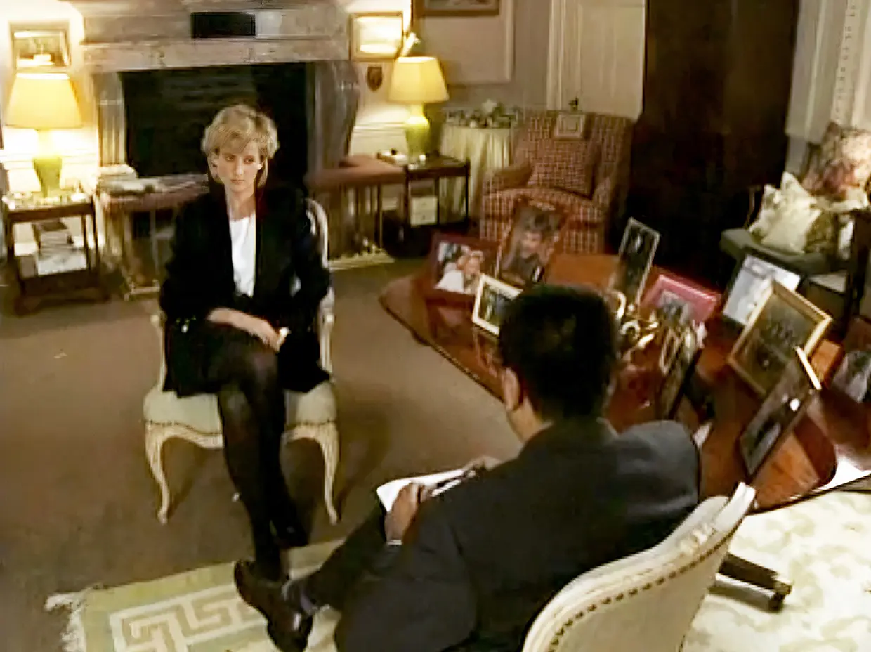 Lady Di entrevistándose con un periodista.