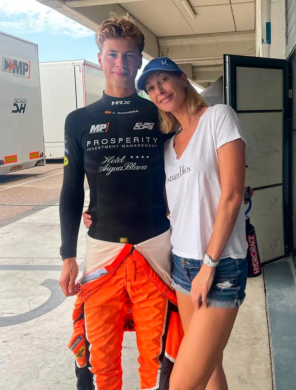 Monica Pont con su hijo, piloto de carreras.