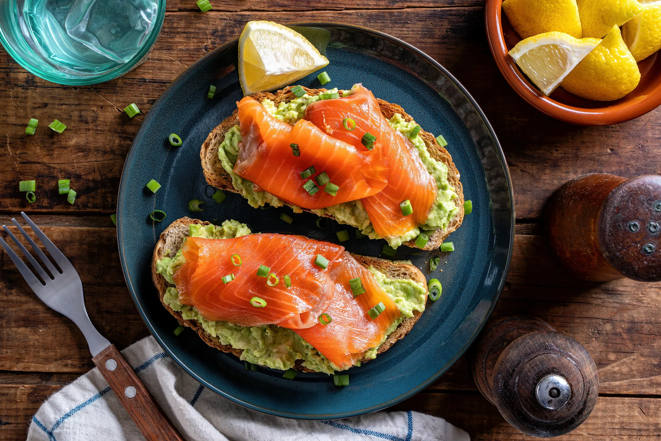 Unas tostadas de salmón y aguacate, ejemplo de comida pescetariana.