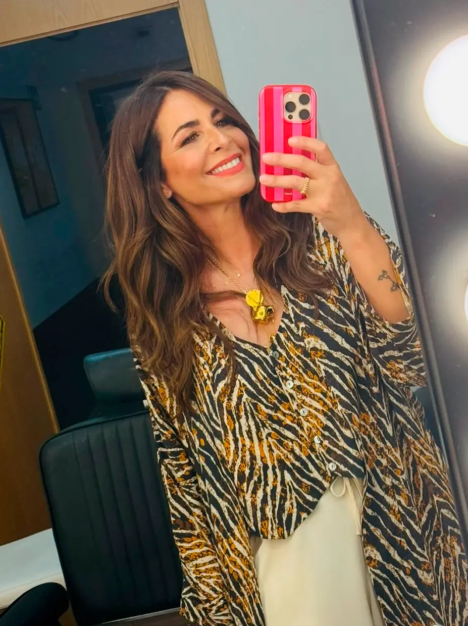 Nuria Roca tomándose un selfie.