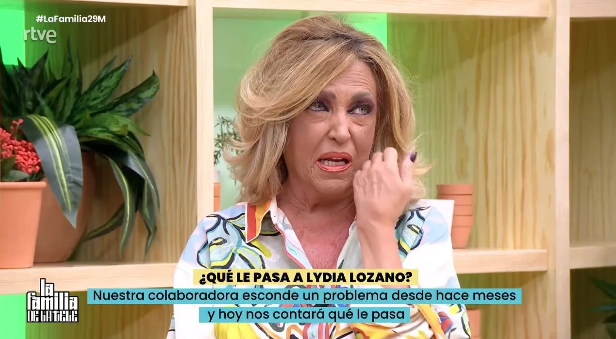 Lydia Lozano explica en 'La familia de la tele' que tiene artritis reumatoide.