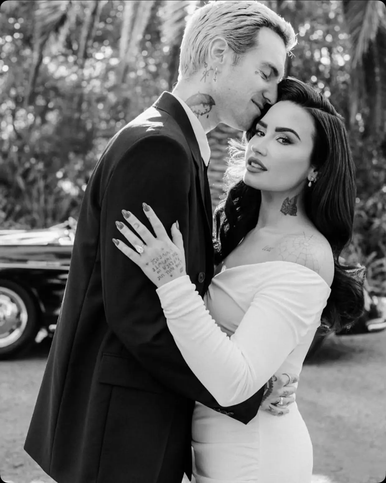 Demi Lovato posa junto a su marido el día de su boda