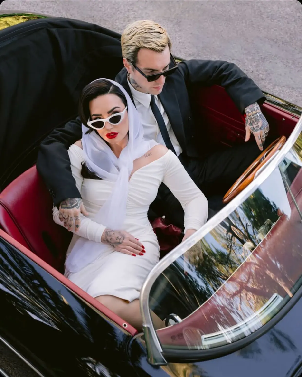 Demi Lovato posa junto a su marido el día de su boda