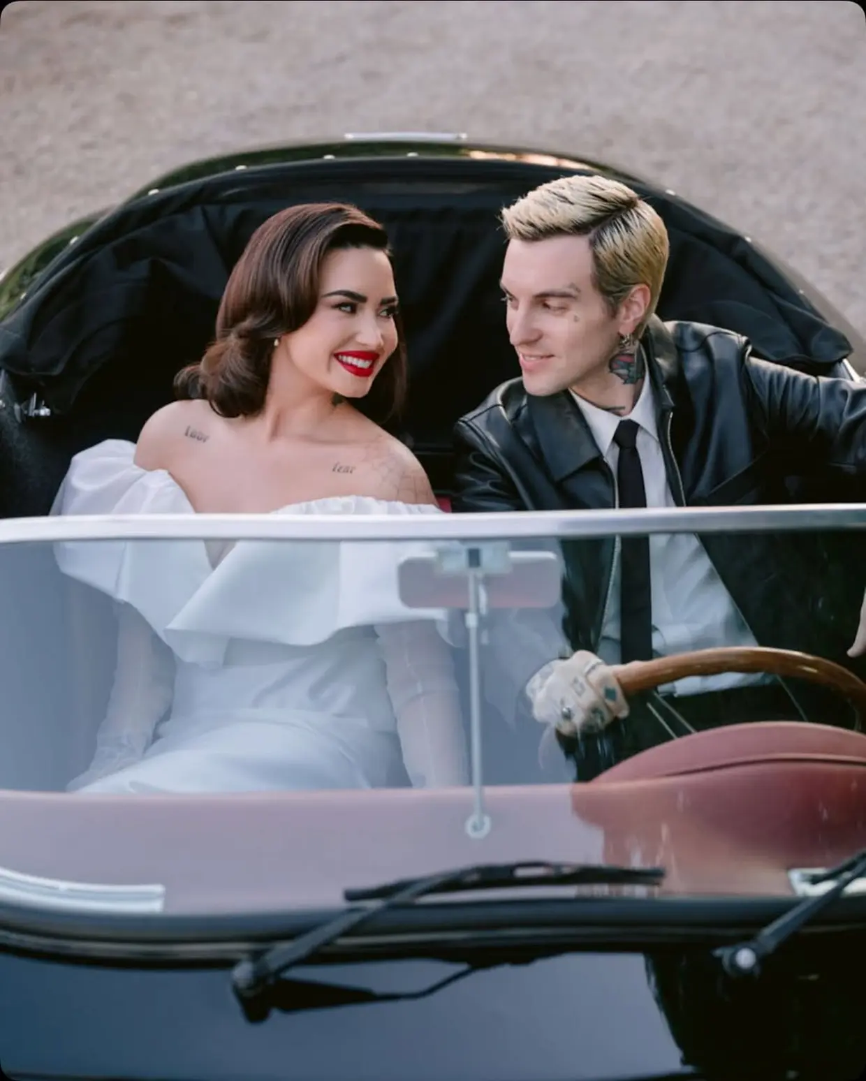 Demi Lovato posa junto a su marido el día de su boda