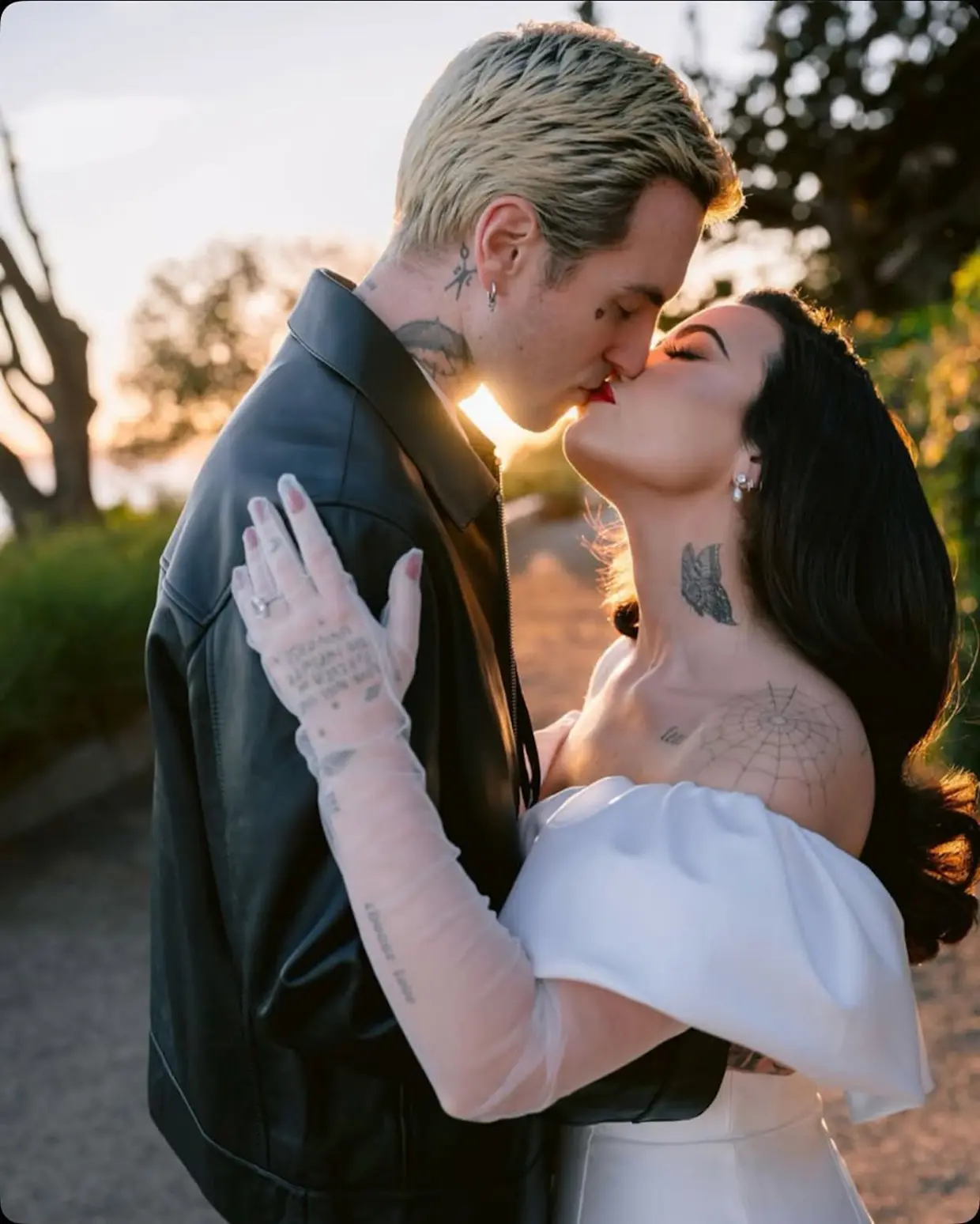 Demi Lovato posa junto a su marido el día de su boda