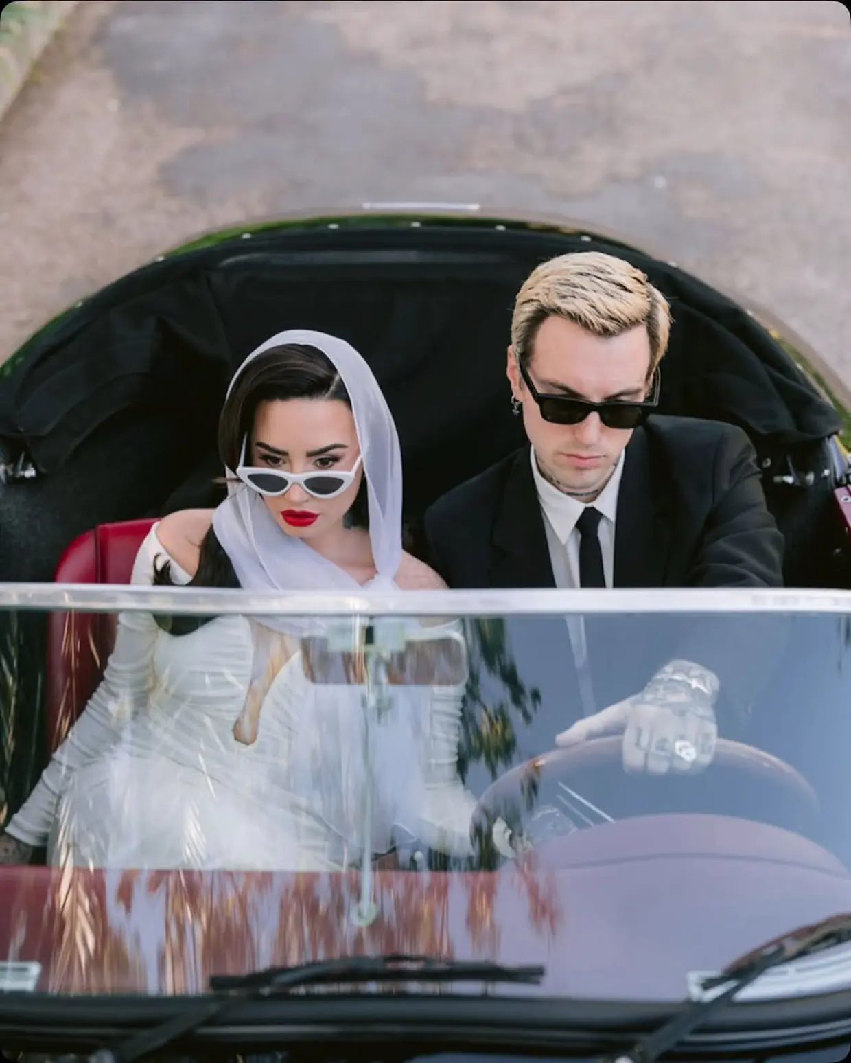 Demi Lovato posa junto a su marido el día de su boda