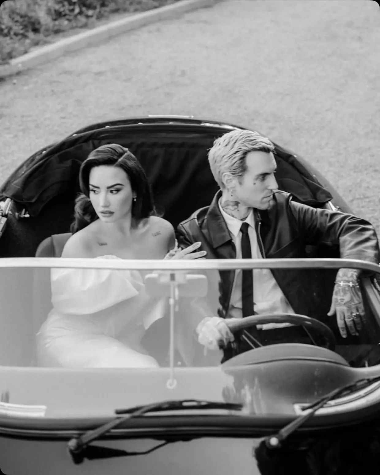 Demi Lovato posa junto a su marido el día de su boda
