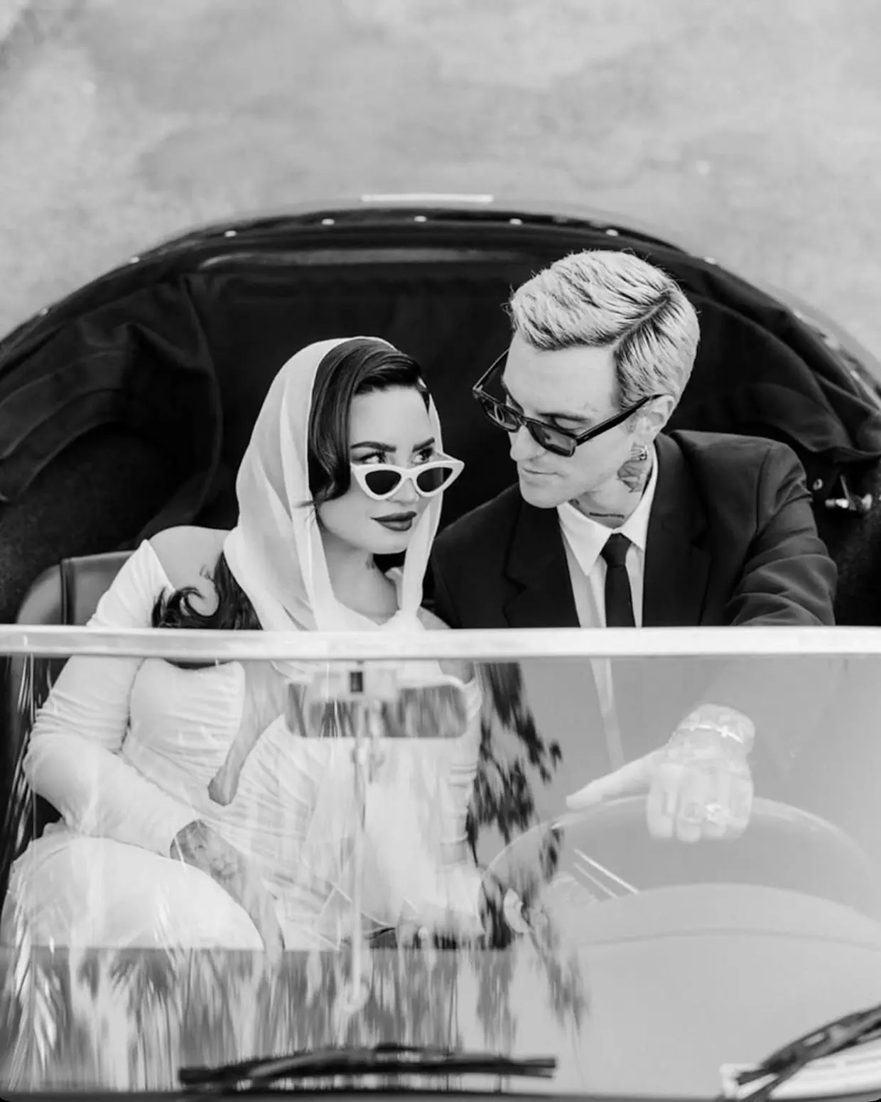 Demi Lovato posa junto a su marido el día de su boda