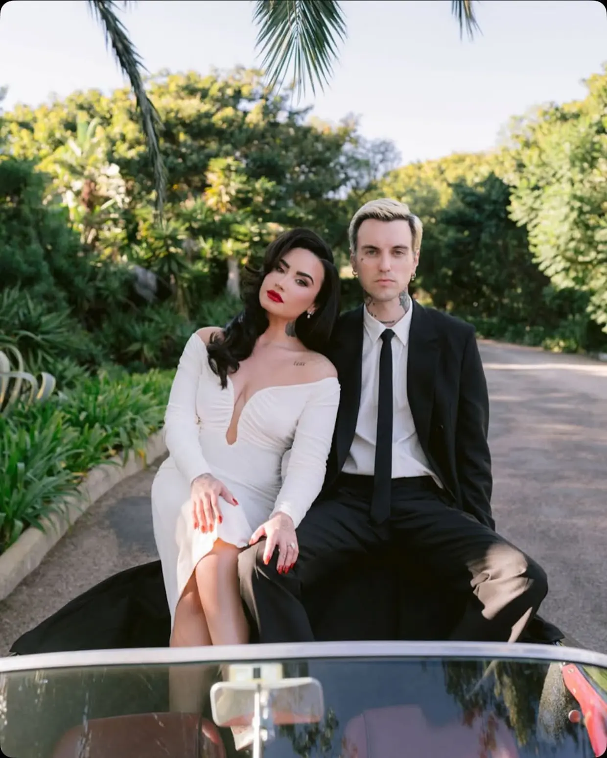 Demi Lovato posa junto a su marido el día de su boda