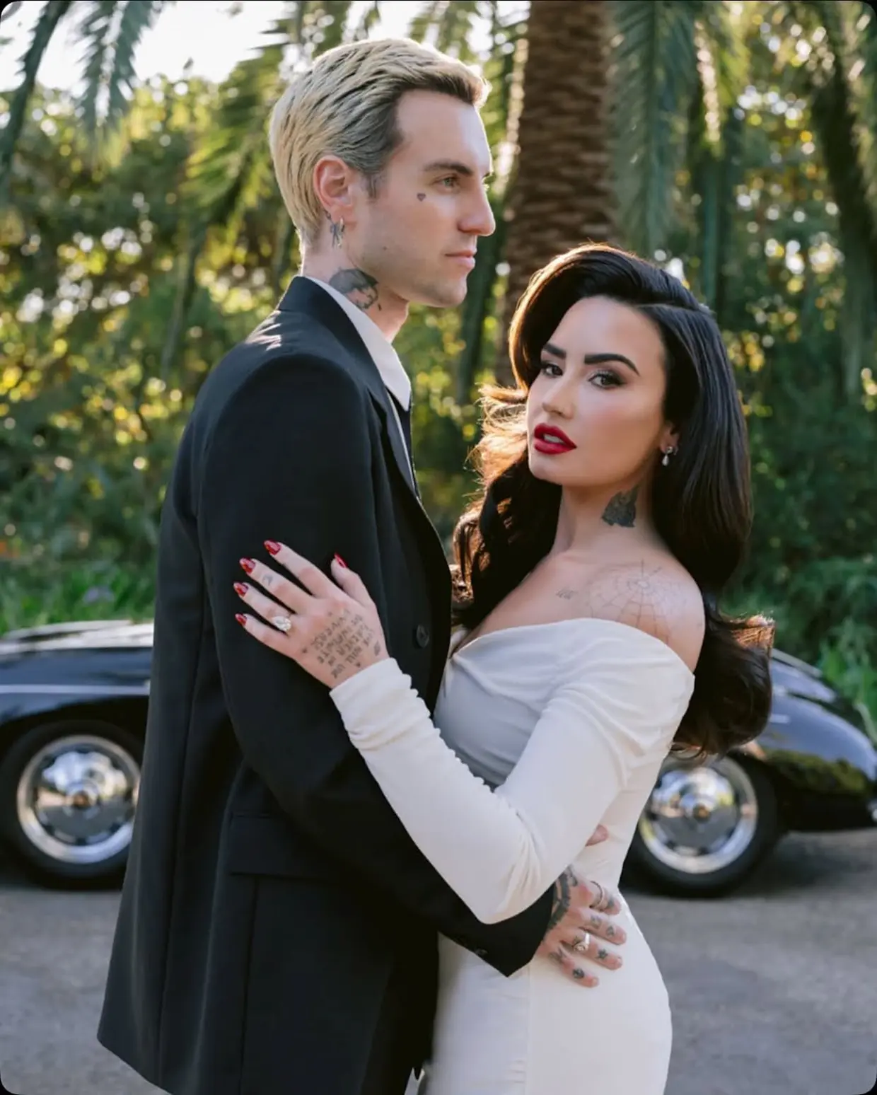 Demi Lovato posa junto a su marido el día de su boda