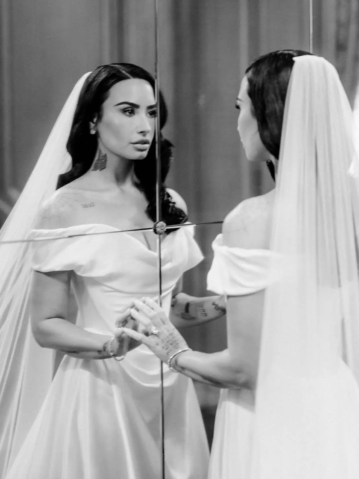 Demi Lovato posa junto a su marido el día de su boda