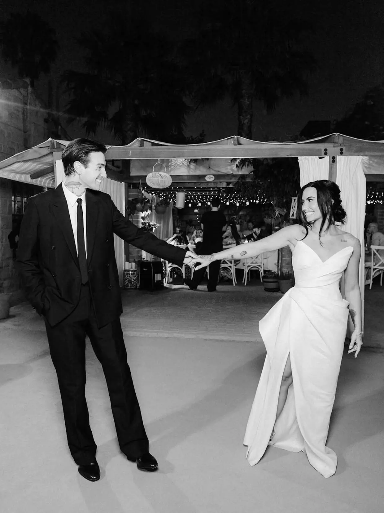 Demi Lovato posa junto a su marido el día de su boda