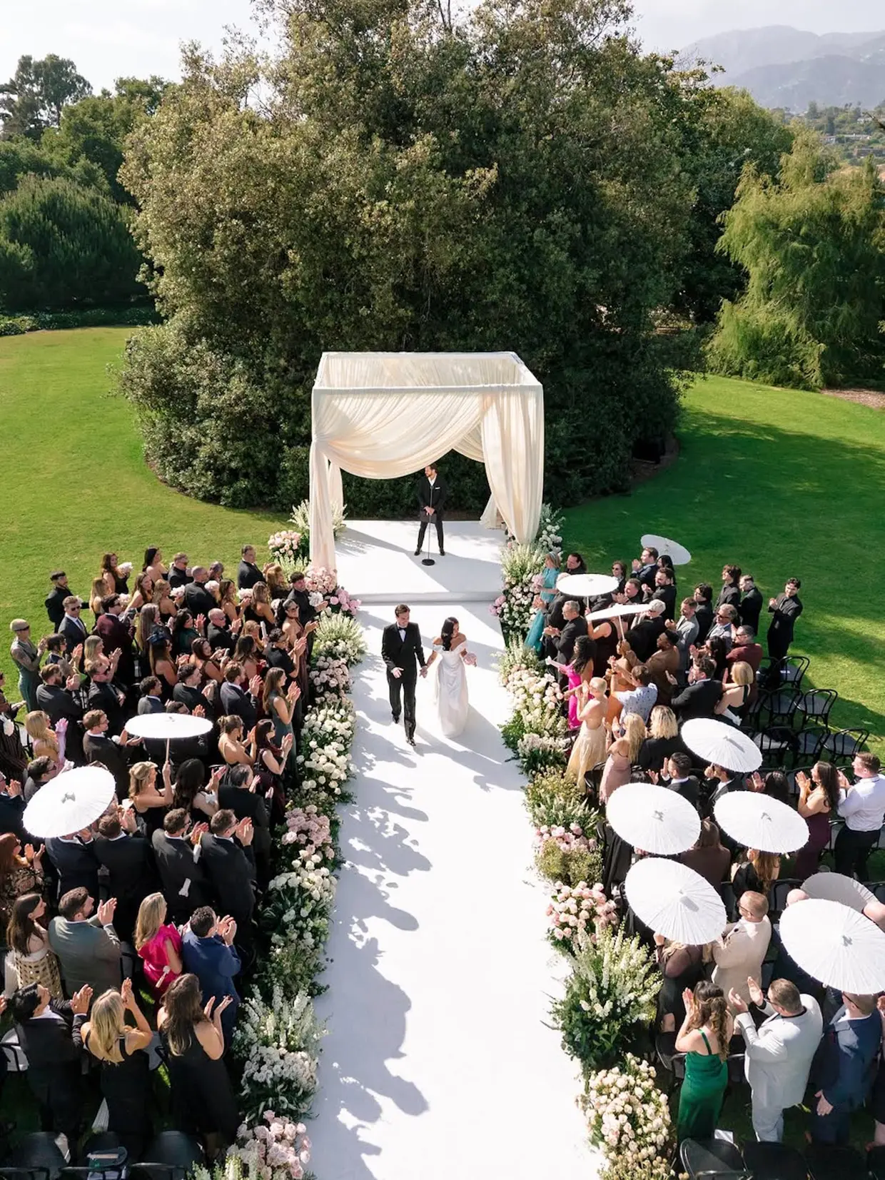 Demi Lovato posa junto a su marido el día de su boda