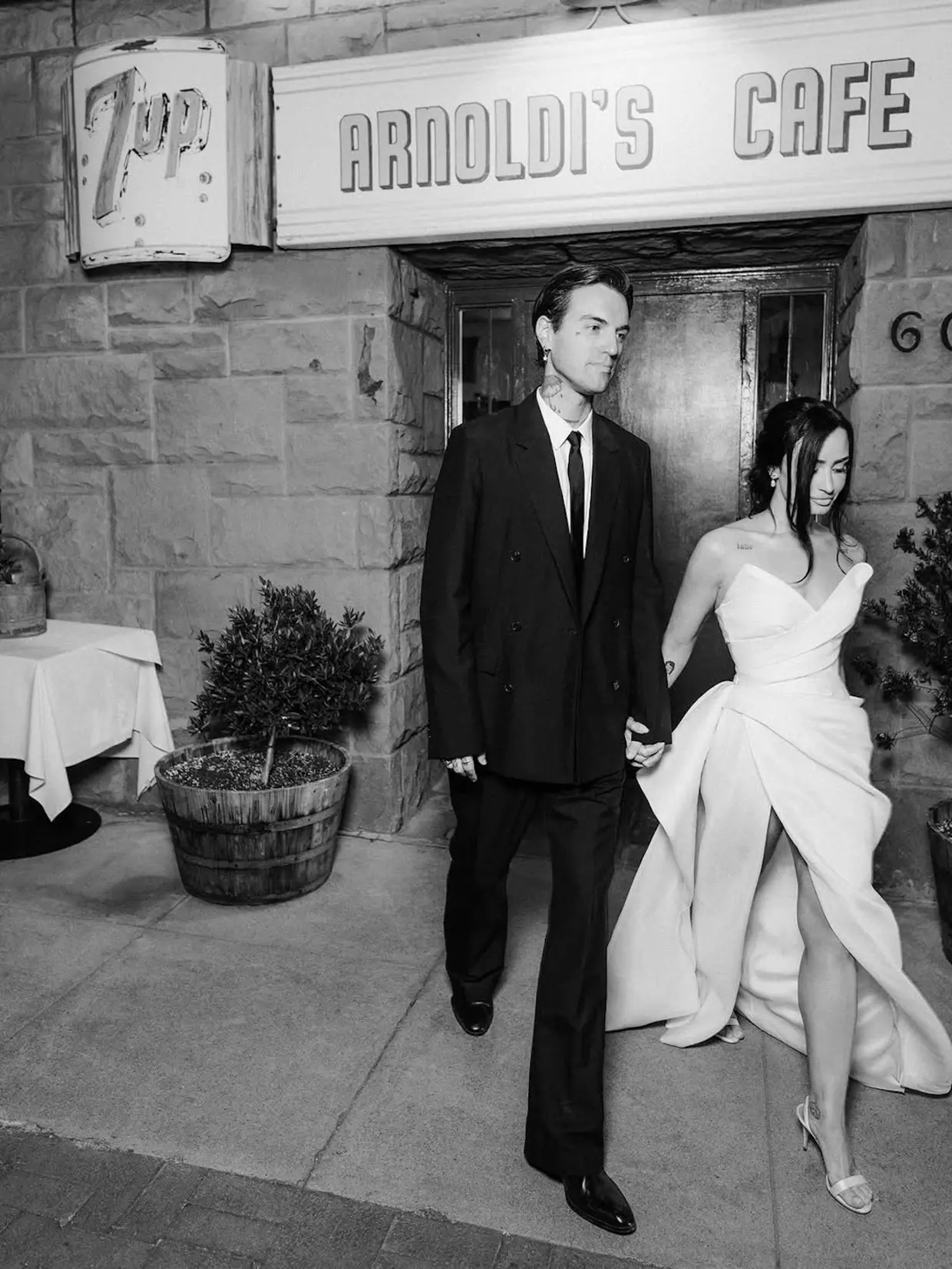 Demi Lovato posa junto a su marido el día de su boda