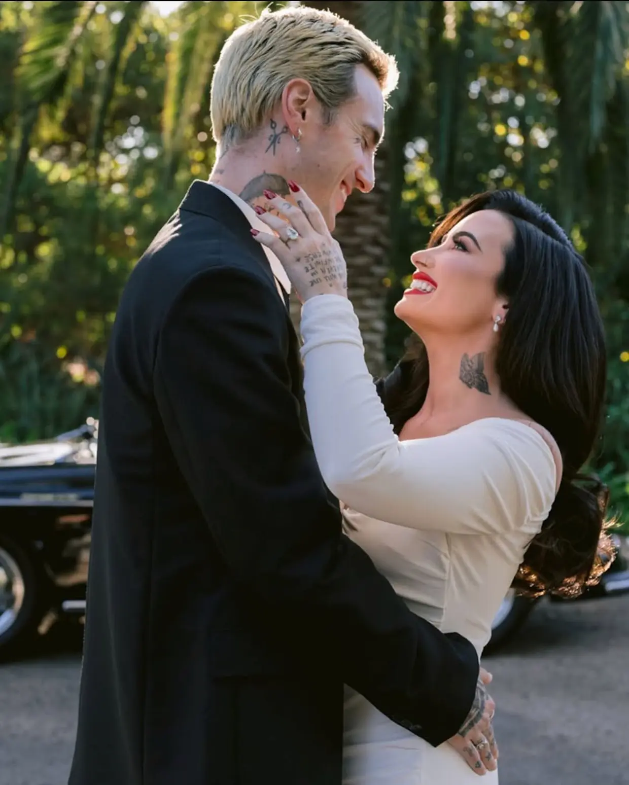 Demi Lovato posa junto a su marido el día de su boda