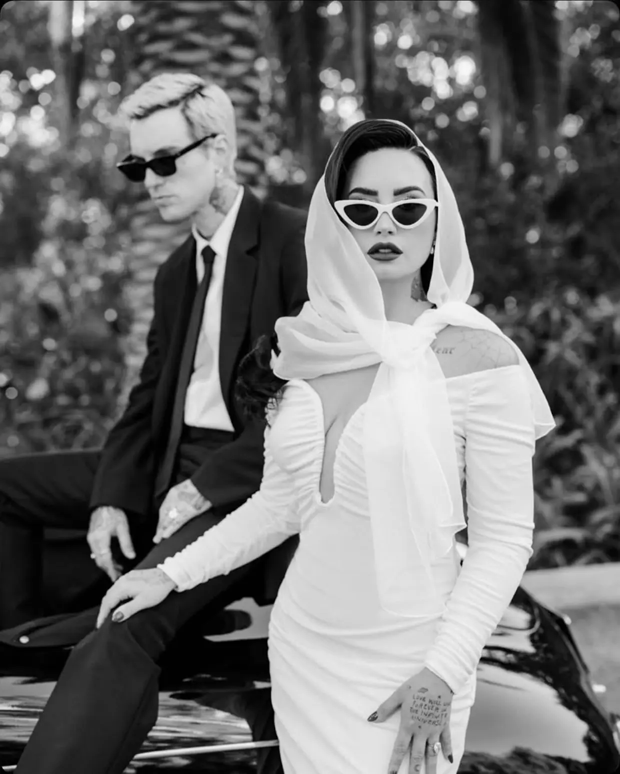 Demi Lovato posa junto a su marido el día de su boda