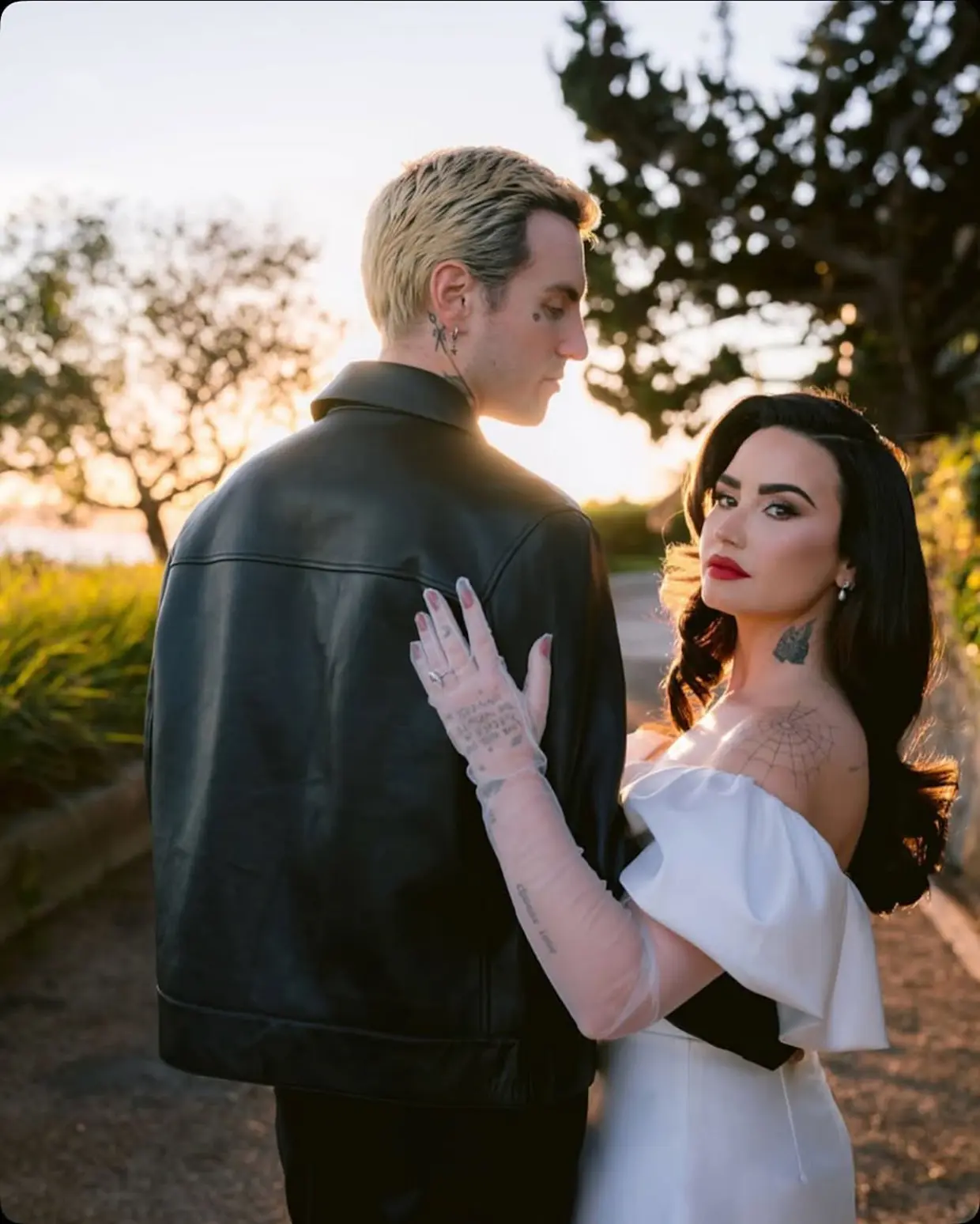Demi Lovato posa junto a su marido el día de su boda