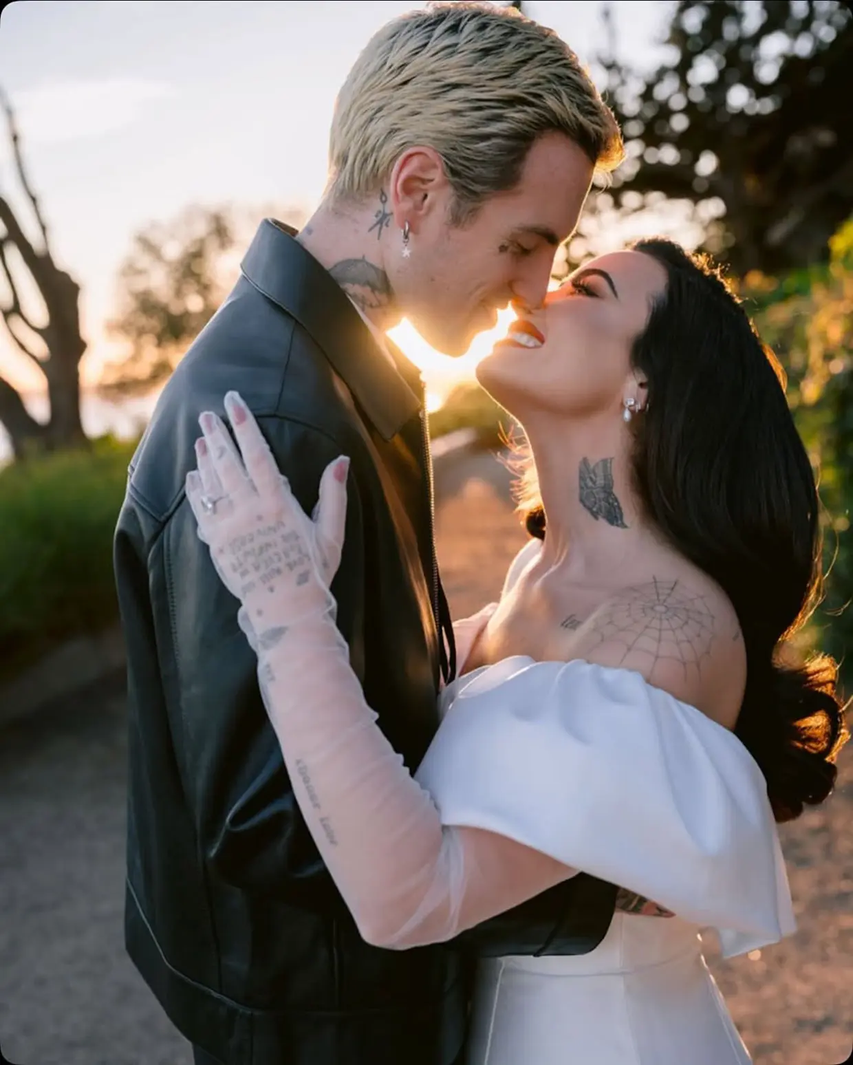 Demi Lovato posa junto a su marido el día de su boda