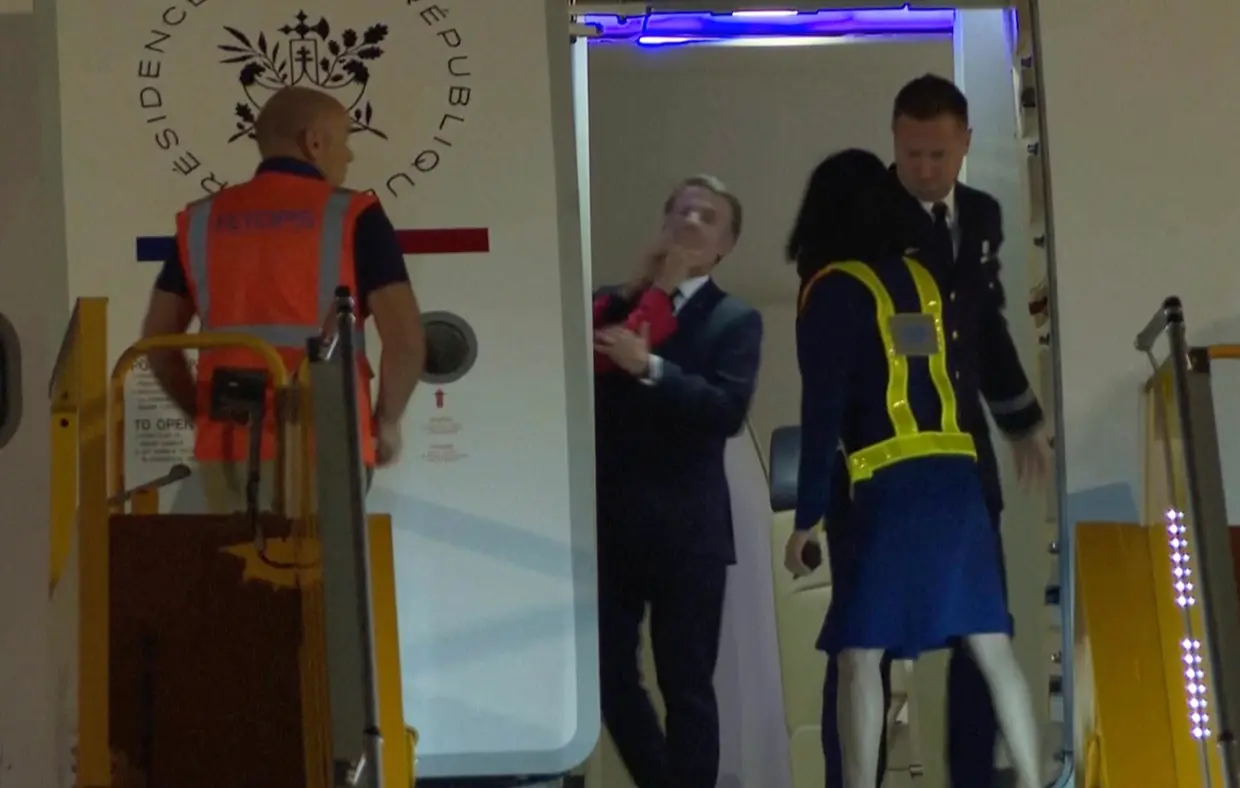 Momento de la bofetada a Emmanuel Macron por parte de su mujer.