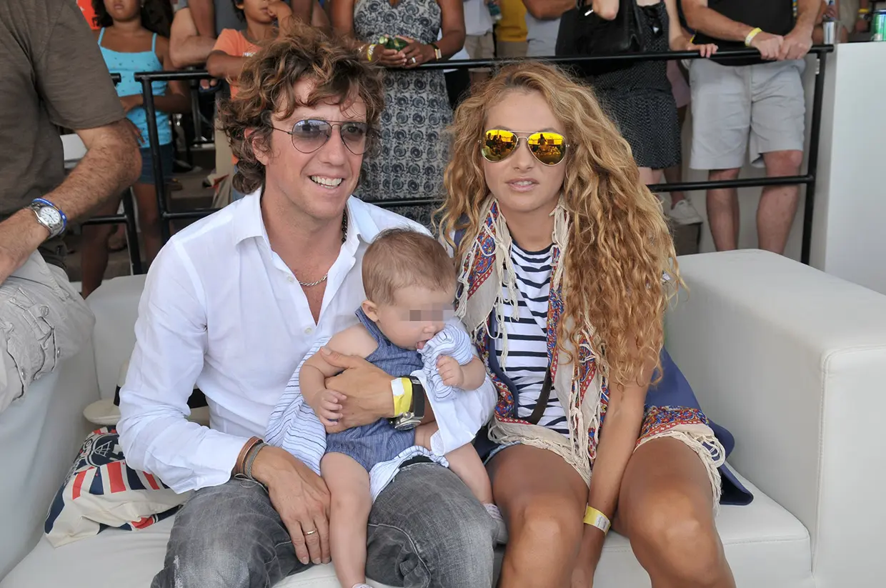 Colate y Paulina Rubio con su hijo en brazos.