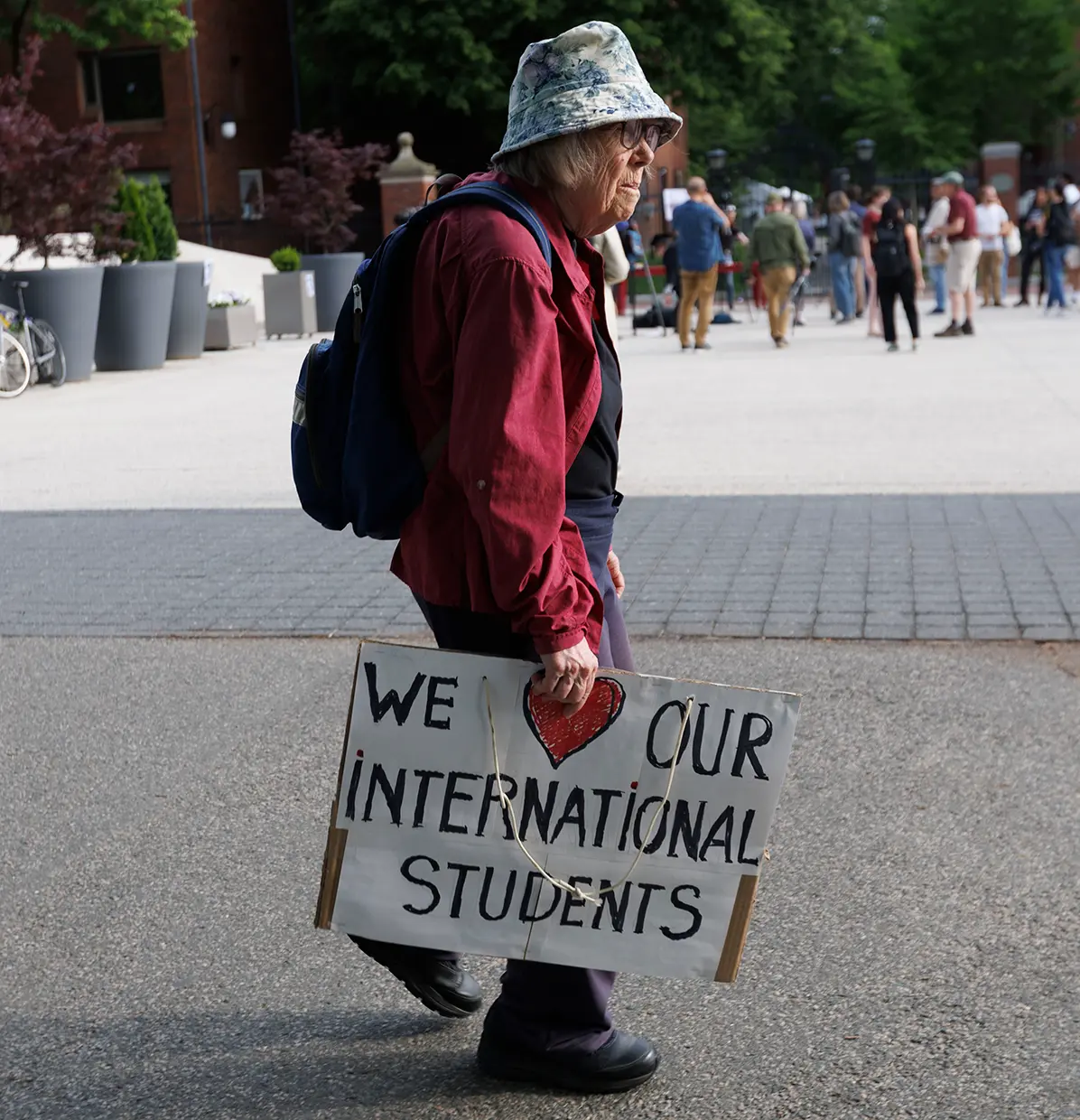 Señora manifestándose a favor de los estudiantes internacionales en EEUU.