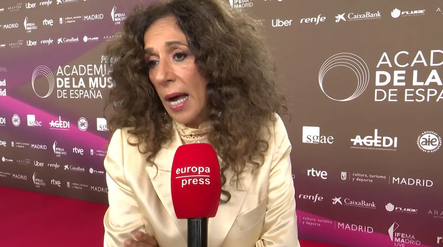 Rosario Flores, hablando con la prensa.