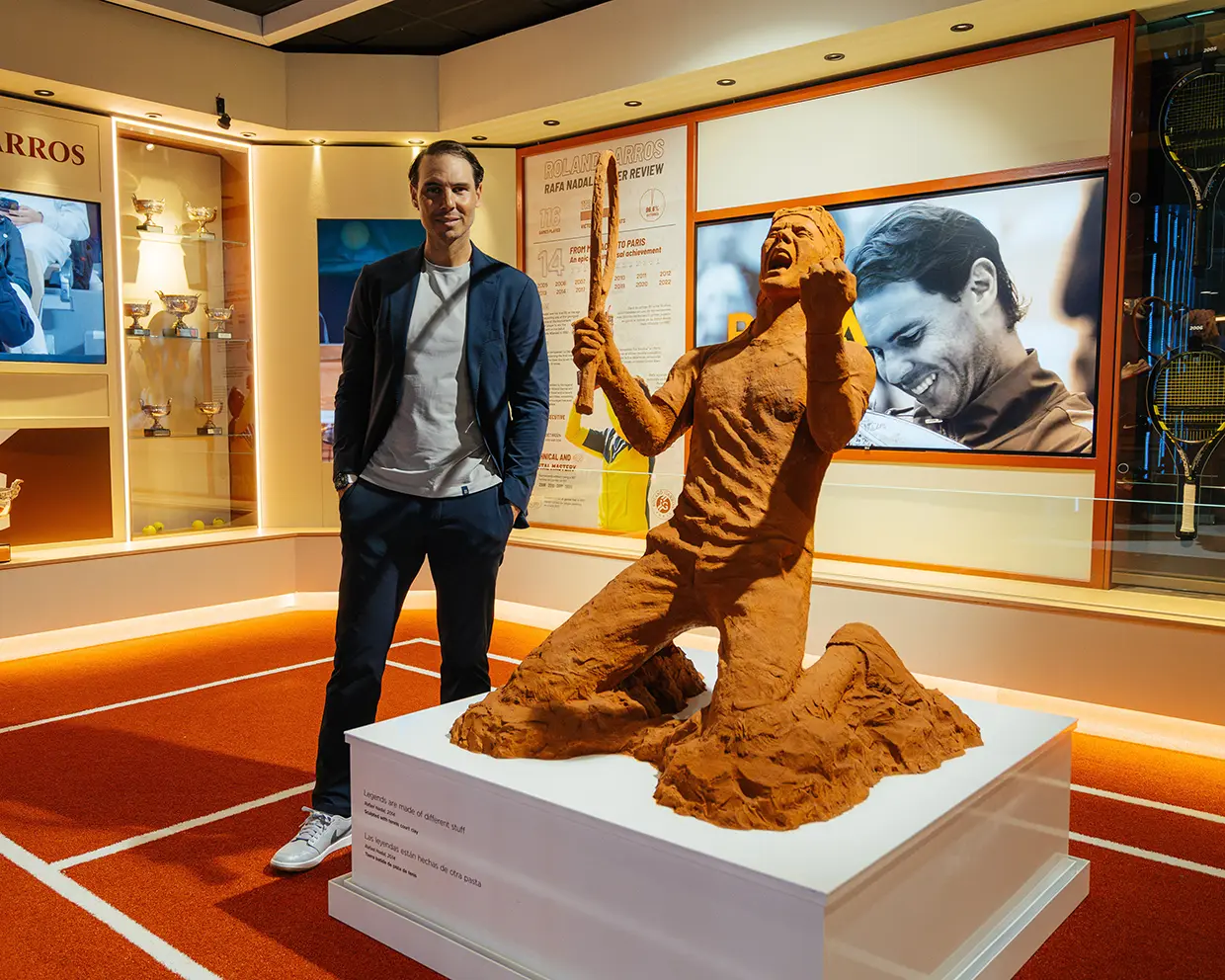 Rafa Nadal junto a una estatua de él mismo hecha de tierra