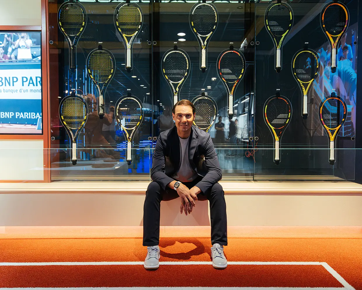 Rafa Nadal con sus antiguas raquetas