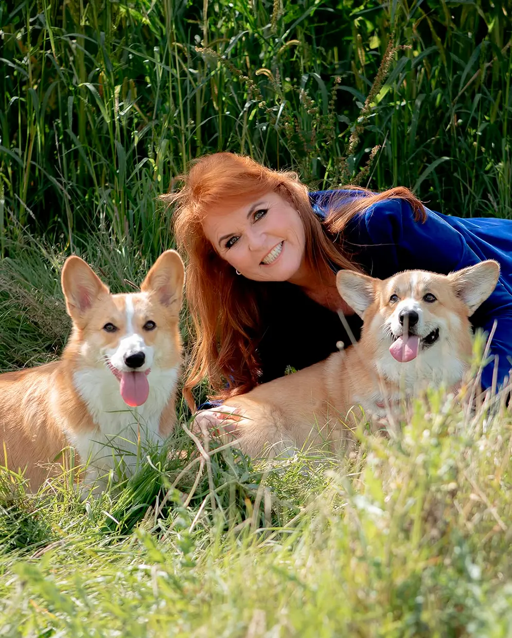 Sarah Ferguson con los corgies de Isabel II.