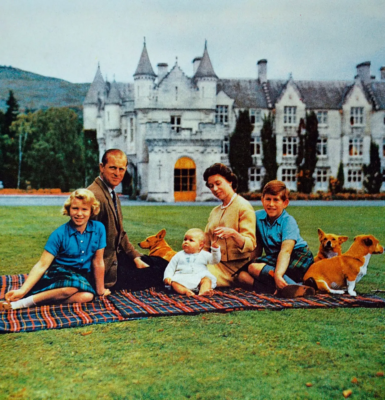 La reina Isabel II con su marido, sus hijos y sus perros