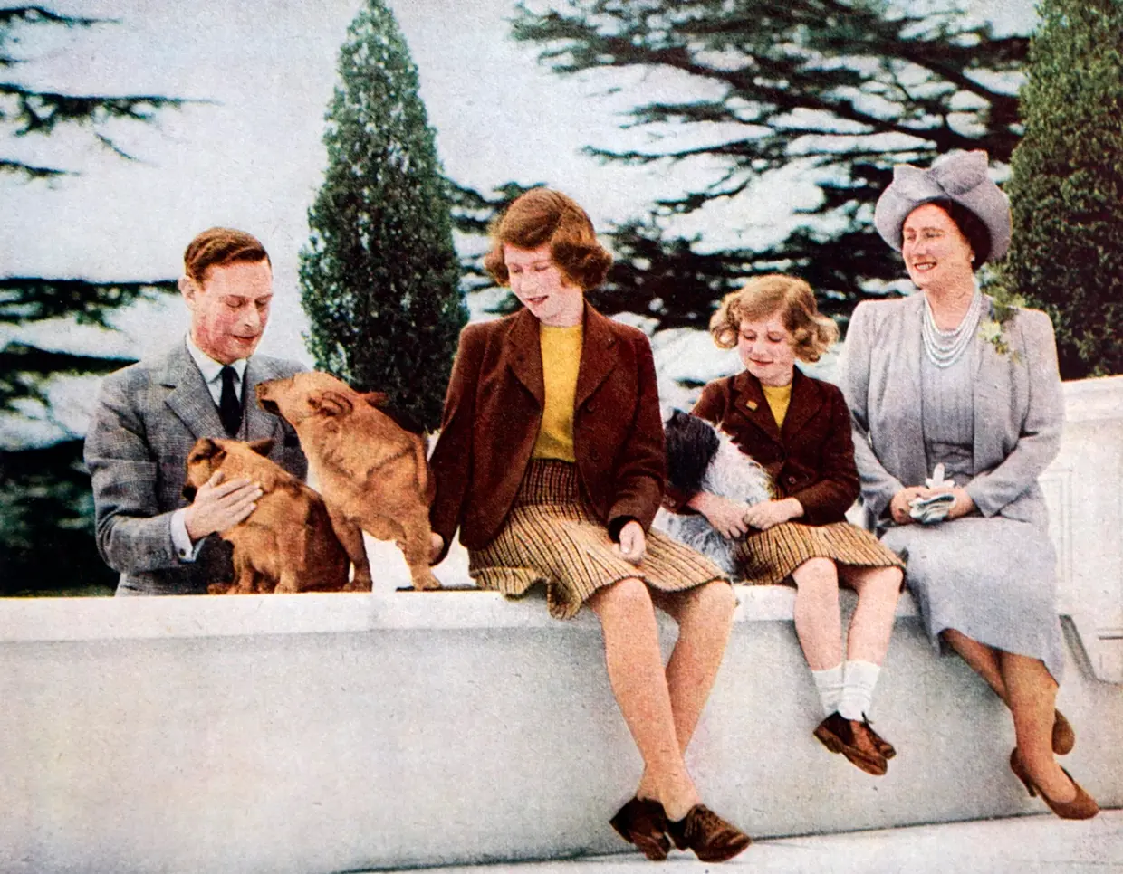 Isabel II de niña con sus padres, herma y perros