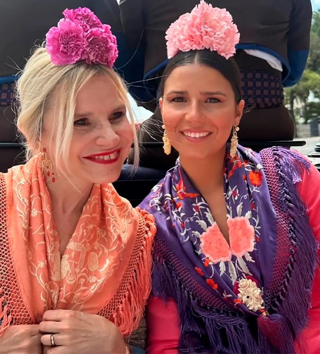 Tana Rivera con su madre Eugenia Martínez de Irujo en la feria de Abril.