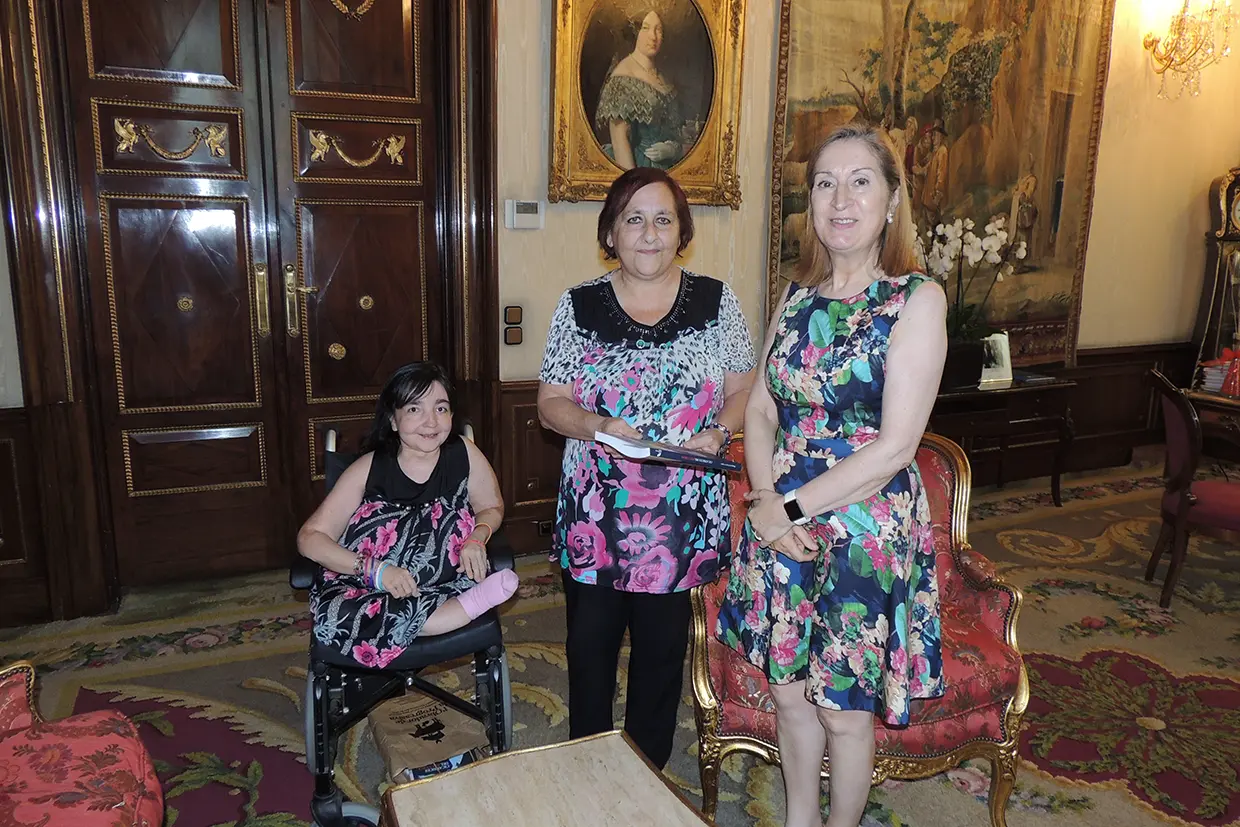 Vanessa entregándole el libro 'Cicatrices del recuerdo', en el que repasaba su dura vida, a la entonces presidenta del Congreso, Ana Pastor.