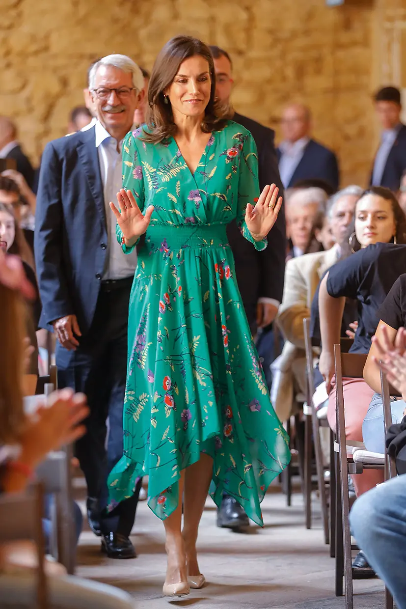 La reina Letizia saluda a la gente cuando entra