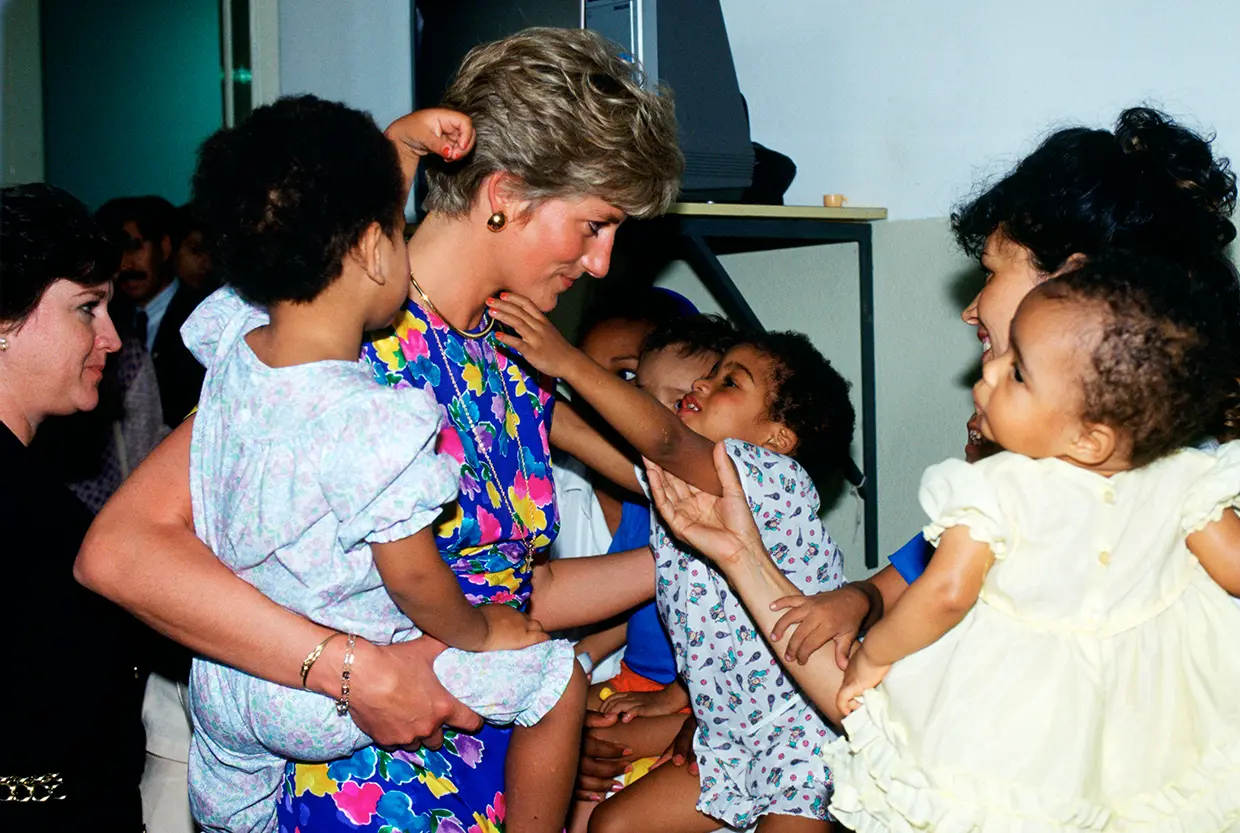 Lady Di rodeada de niños y con un vestido que ha salido a subhasta.