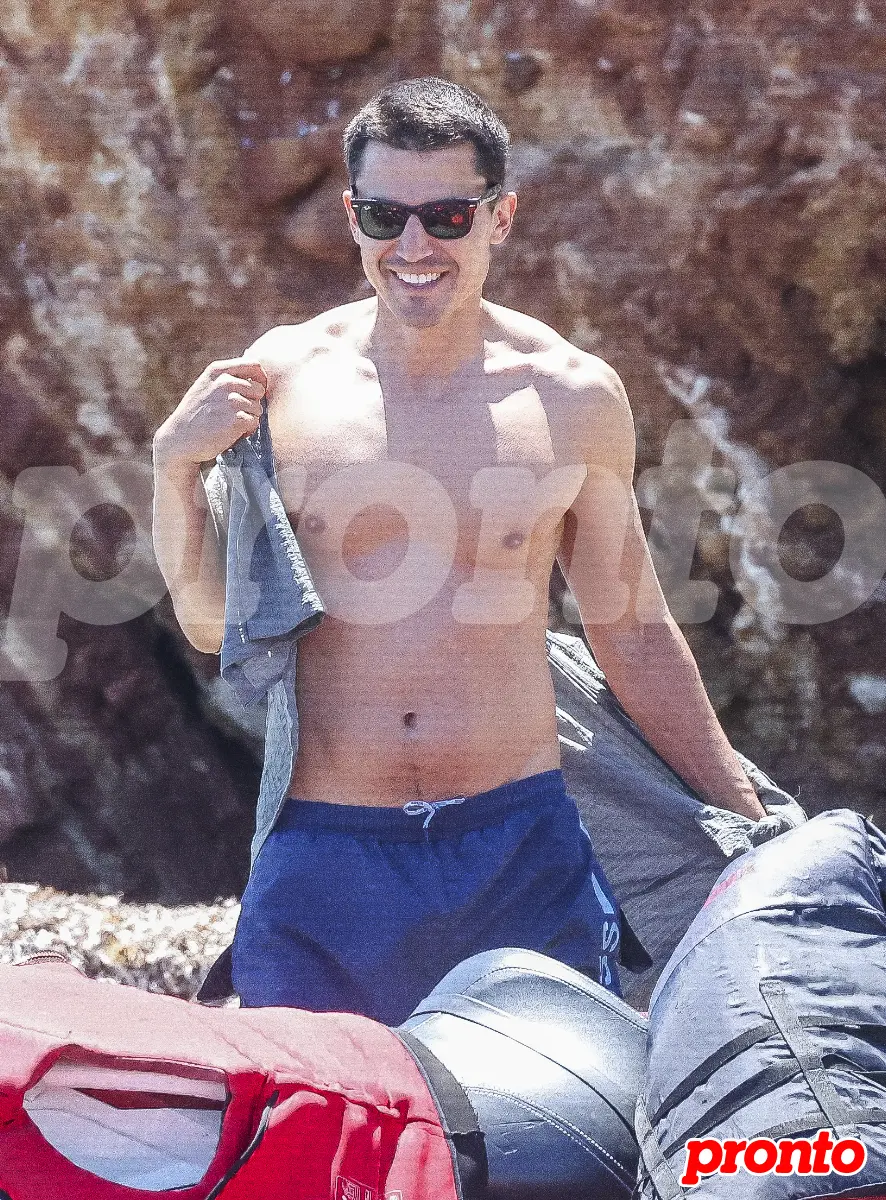 Álex González ha estado en Ibiza sin Camila Rojido, su novia, pero disfrutando al máximo.