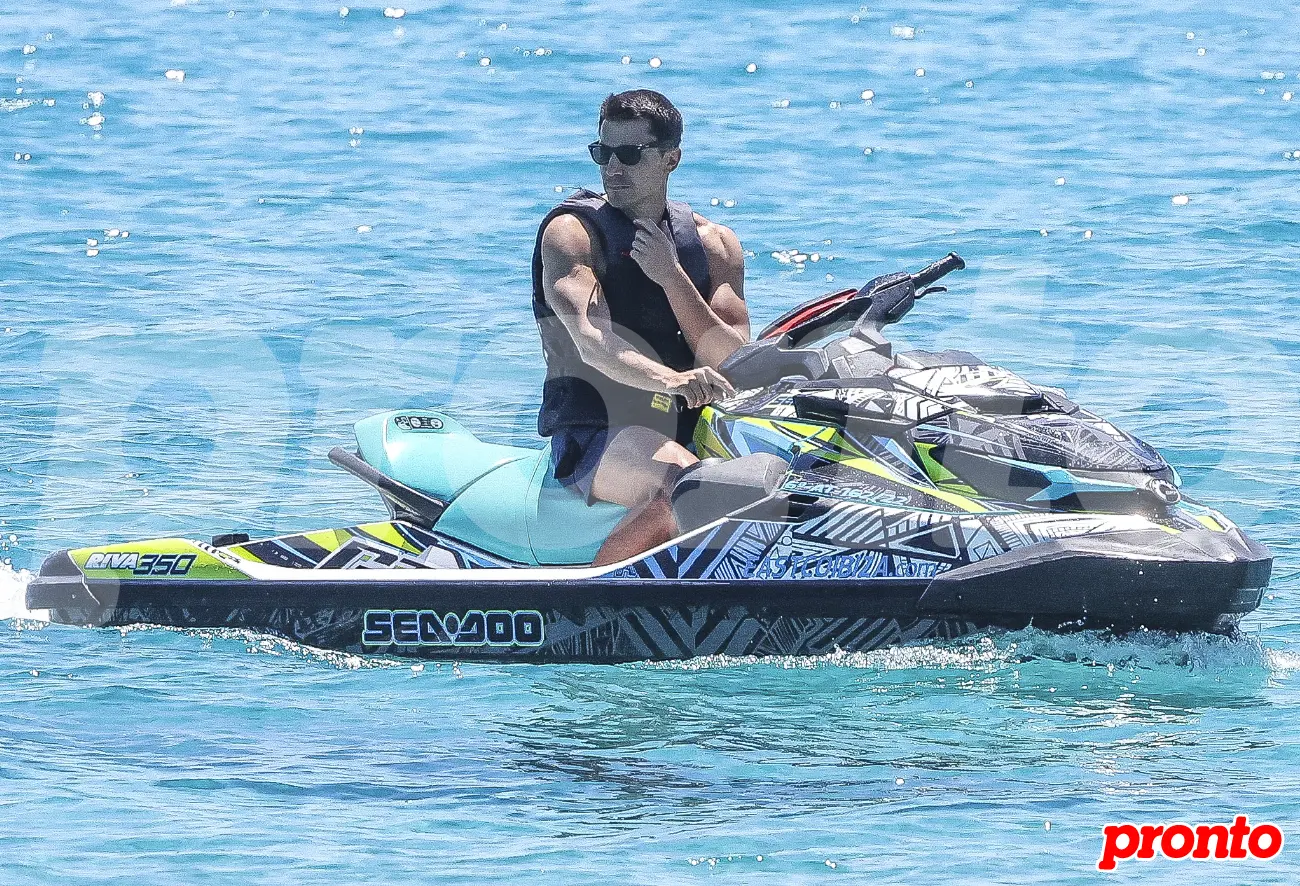 Álex González montando una moto de agua.