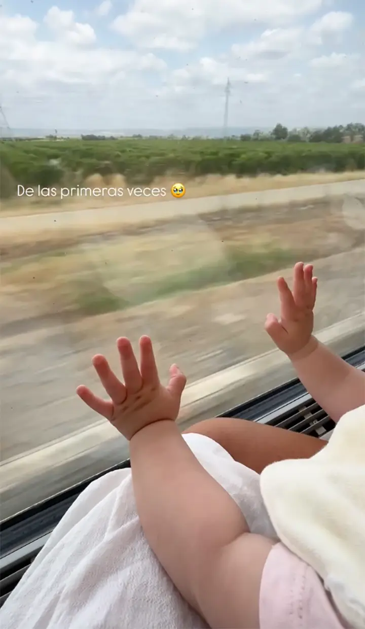 La pequeña Alma viajando en tren hacia Huelva.