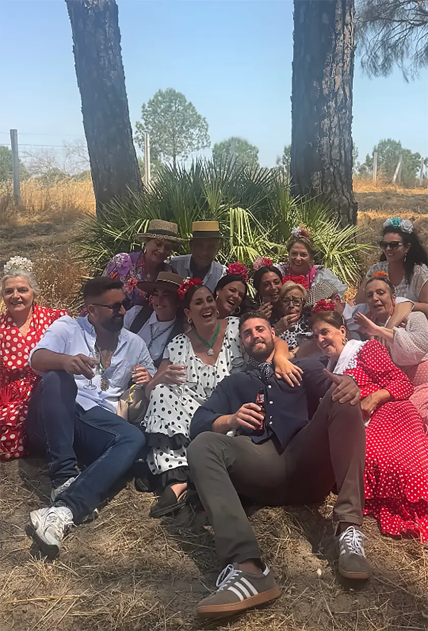 Anabel Pantoja y David Rodríguez con amigos de camino a la Ermita de la Virgen del Rocío.