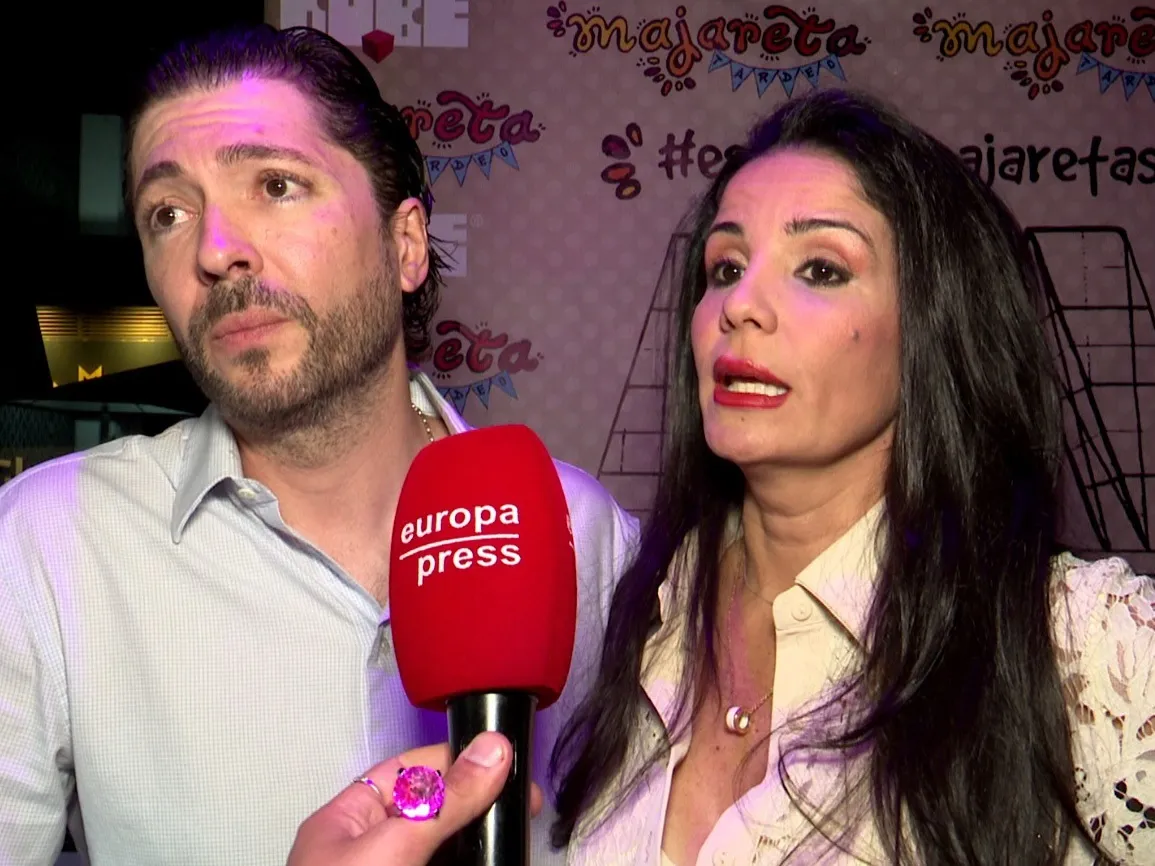 Ángel Cristo y Ana Herminia, hablando con la prensa.
