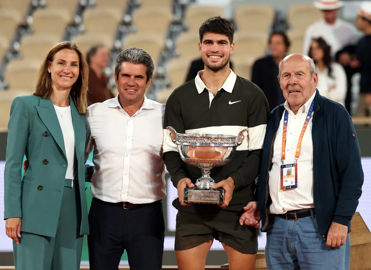 Carlos Alcaraz con sus padres y su abuelo.
