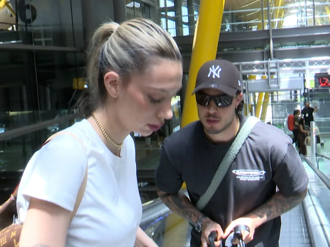 Alejandra Rubio y Carlo Costanzia llegando al aeropuerto de Madrid desde Turín tras la condena de Rocco y Pietro Costanzia en Italia